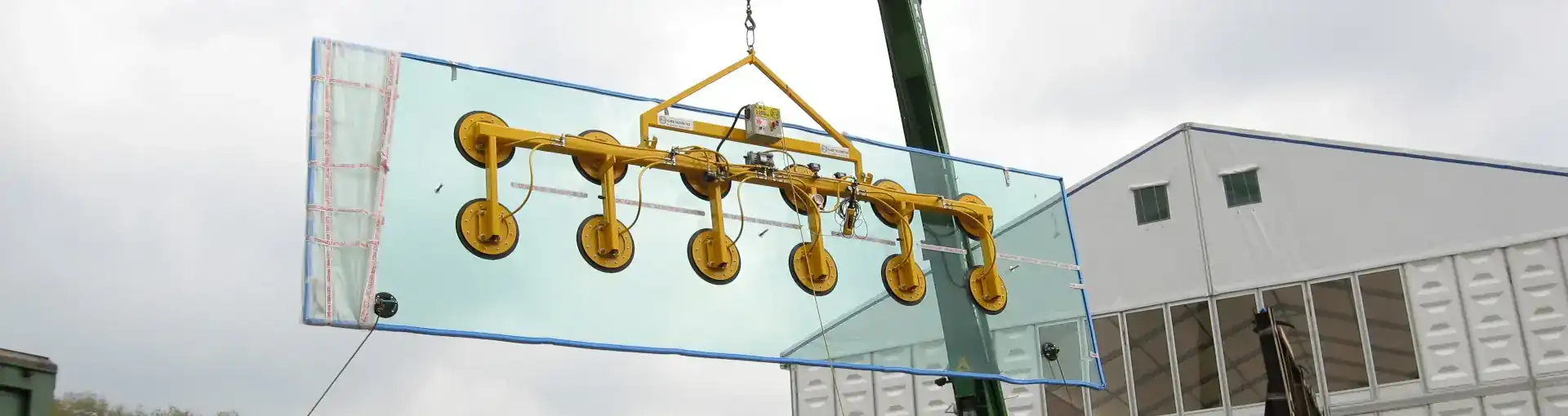 Heavy duty vacuum lifting beam for glass
